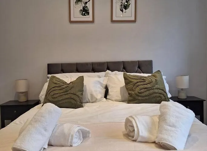 Home At Highgrove - Private Garden & Parking