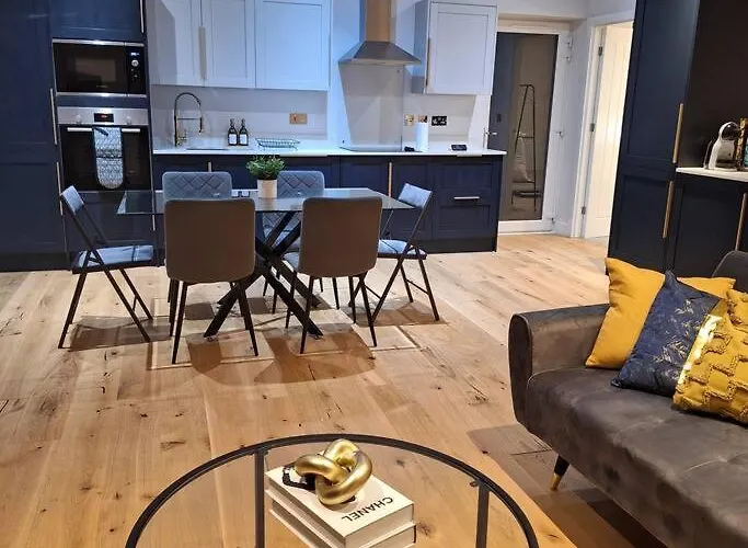 Home At Highgrove - Private Garden & Parking