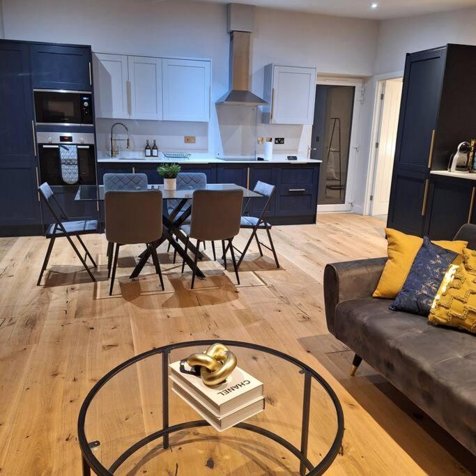 At Highgrove - Private Garden & Parking Apartment Reading