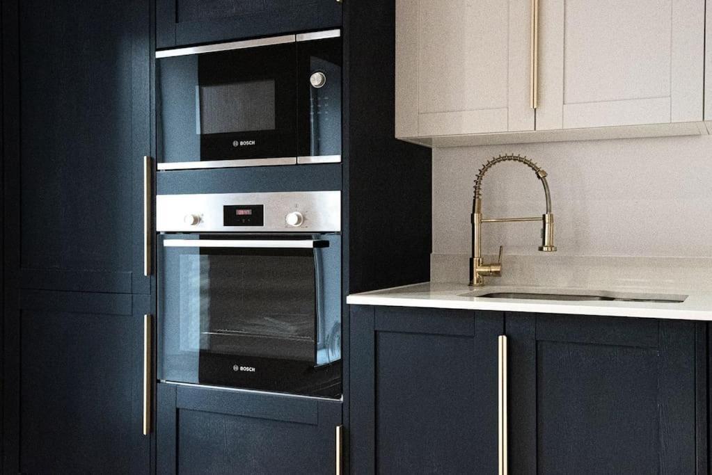 Apartment At Highgrove - Private Garden & Parking *
