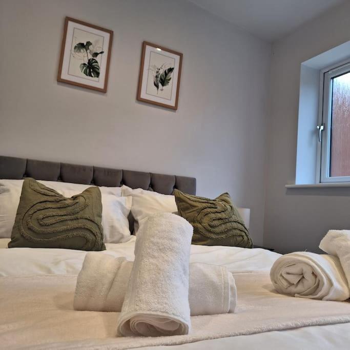 At Highgrove - Private Garden & Parking Apartment