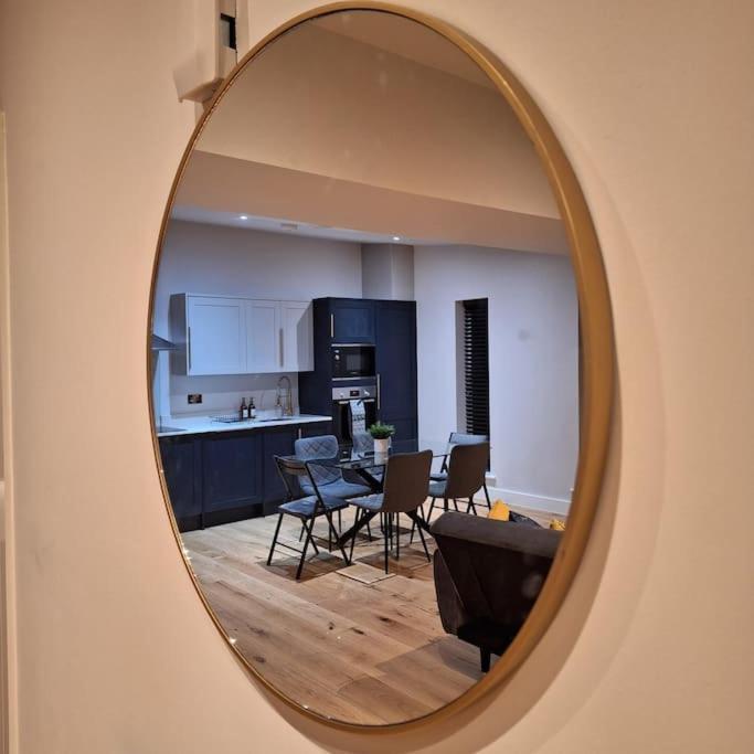 At Highgrove - Private Garden & Parking Apartment *