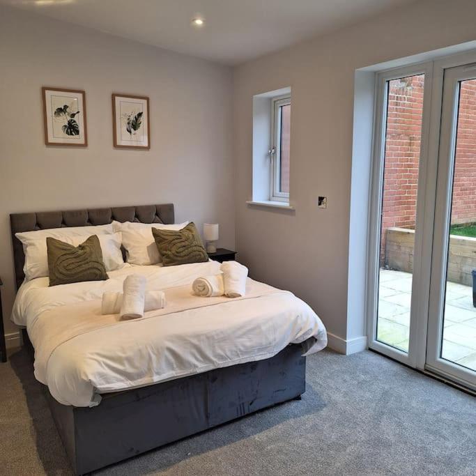 At Highgrove - Private Garden & Parking Apartment *