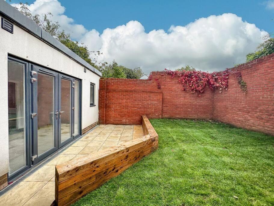 Apartment At Highgrove - Private Garden & Parking Reading
