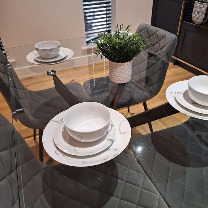 At Highgrove - Private Garden & Parking Apartment